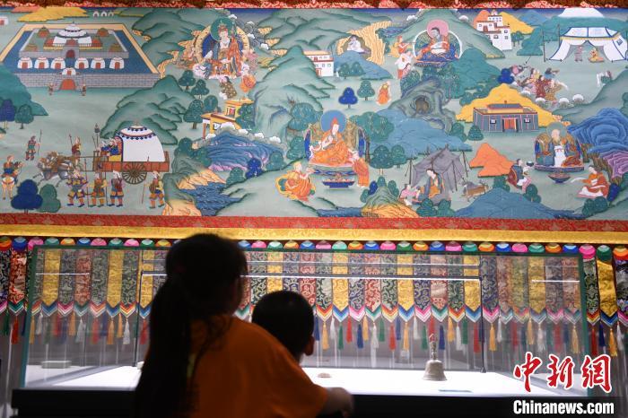 8月20日，兩名小觀眾參觀大型歷史題材卷軸唐卡“涼州會盟”?！〈魑牟?攝