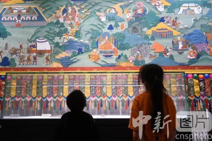 圖為觀眾參觀唐卡《涼州會(huì)盟》。 中新社記者 戴文昌 攝