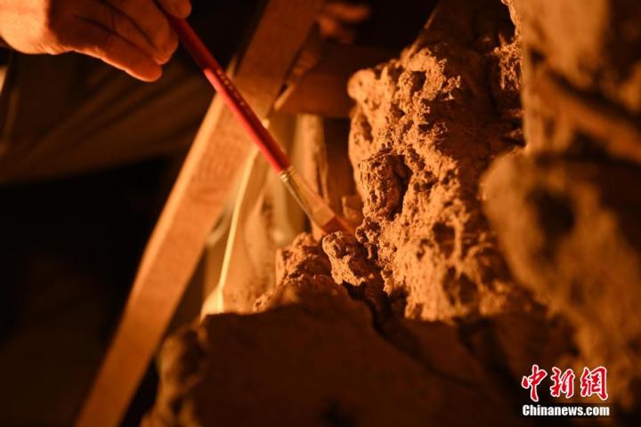 8月25日，文物修復(fù)師牟常有進(jìn)行文物修復(fù)工作。