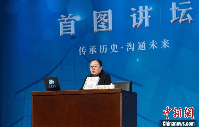 敦煌研究院文化弘揚部講解科科長韓文君?！『衔乃嚦霭嫔绻﹫D