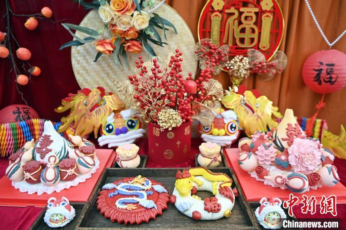 1月25日，春節(jié)臨近，蘭州一花饃店“龍”元素花饃熱銷。圖為展出的“龍”元素花饃。九美旦增 攝