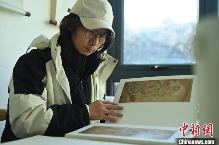 圖為季茂杰研究敦煌文化相關(guān)書籍。李亞龍 攝</p>
<p>