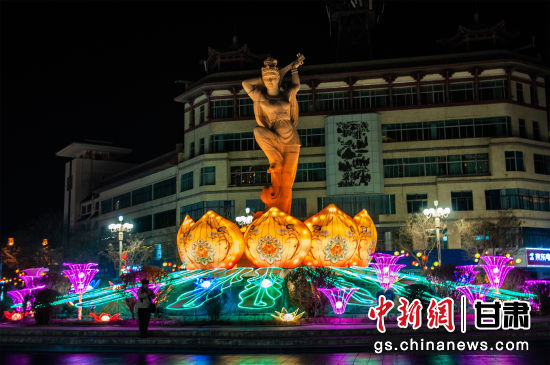 2024年春節(jié)期間，敦煌市中心盤旋路上的反彈琵琶燈組。王斌銀 攝