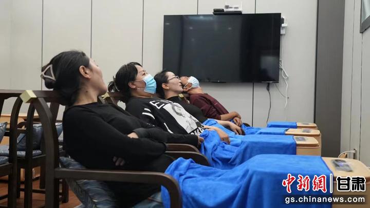 圖為當(dāng)?shù)鼐用耋w驗(yàn)藏醫(yī)院診療。卓瑪草 攝