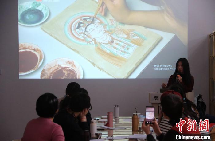 2023年2月，在敦煌研究院莫高學(xué)堂，研學(xué)導(dǎo)師給學(xué)員講授敦煌壁畫臨摹技法。　　張曉亮 攝