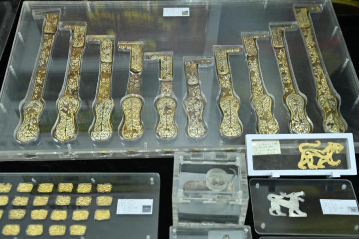 張家川馬家塬出土的金帶飾、大角羊、人形鉛俑及狼形銀車輿飾等文物。