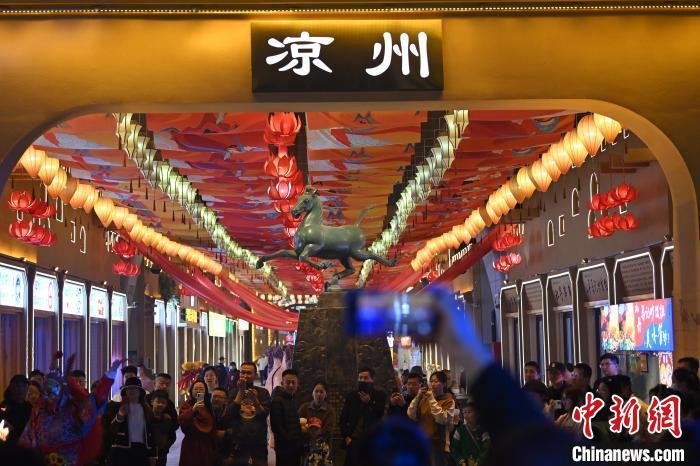 圖為游人拍攝煥然一新亮相的街區(qū)。李亞龍 攝</p>
<p>