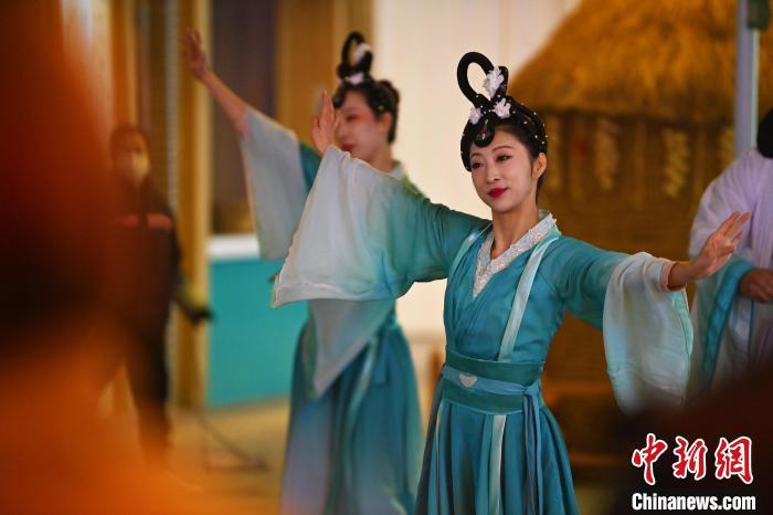 圖為工作人員進(jìn)行舞蹈表演。李亞龍 攝</p>
<p>