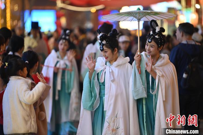 圖為街區(qū)人員著傳統(tǒng)服飾與游人互動(dòng)。李亞龍 攝</p>
<p>