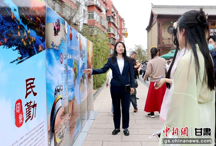 3月下旬，民勤縣在天水啟漢樓廣場(chǎng)舉行推介會(huì)，宣傳本地旅游資源和農(nóng)特優(yōu)產(chǎn)品。圖為工作人員向游客介紹民勤自然風(fēng)光、歷史文化。馬愛(ài)彬 攝