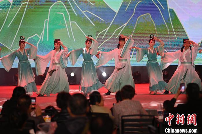 圖為工作人員進行舞蹈表演。李亞龍 攝