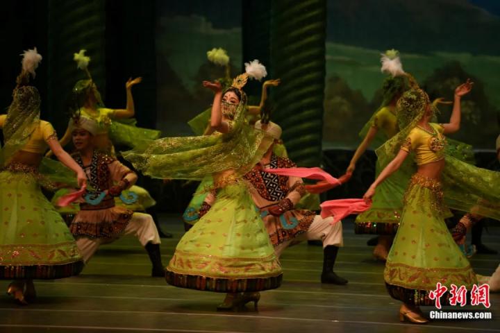 2024年2月23日晚，中國經(jīng)典舞劇《絲路花雨》在甘肅蘭州演出恭賀新春。李亞龍 攝