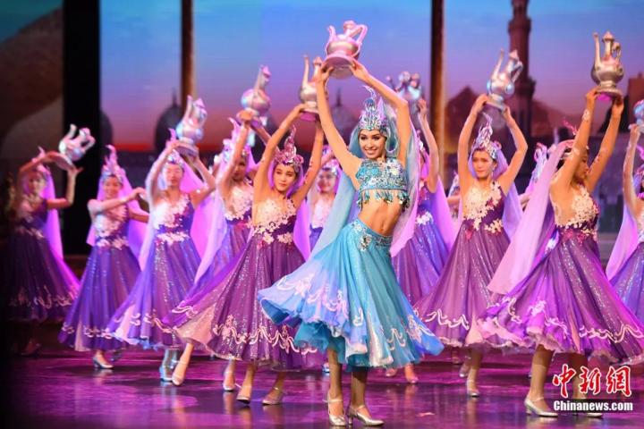 《絲路花雨》外國演員在波斯酒舞中領(lǐng)舞。楊艷敏 攝