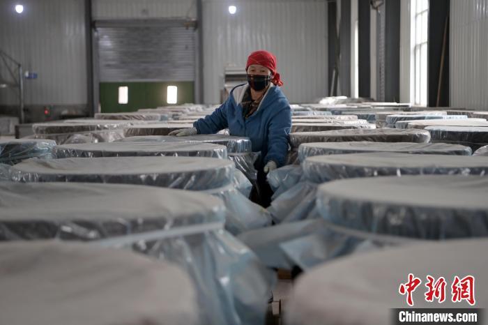 5月10日，工作人員檢查裝有酒糟的壇子。九美旦增　攝