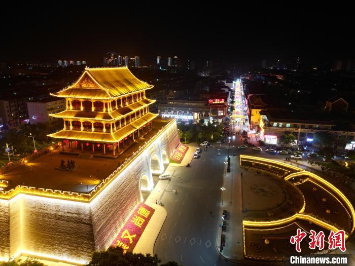 圖為武威市標志性建筑涼州古城門燈光亮起。(無人機照片) 　戴文昌 攝</p><p>