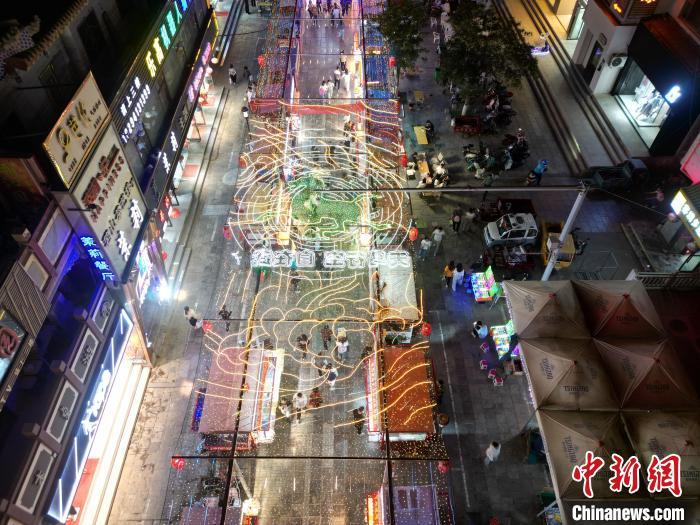 圖為明清街夜市燈光點亮具有武威文化元素的“銅奔馬”彩燈。(無人機照片) 　戴文昌 攝</p><p>