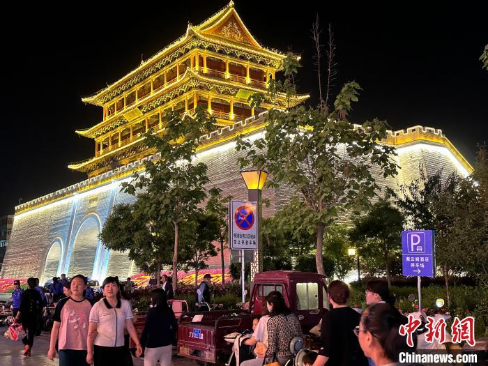 圖為夜幕降臨，涼州古城門燈光亮起?！〈魑牟?攝