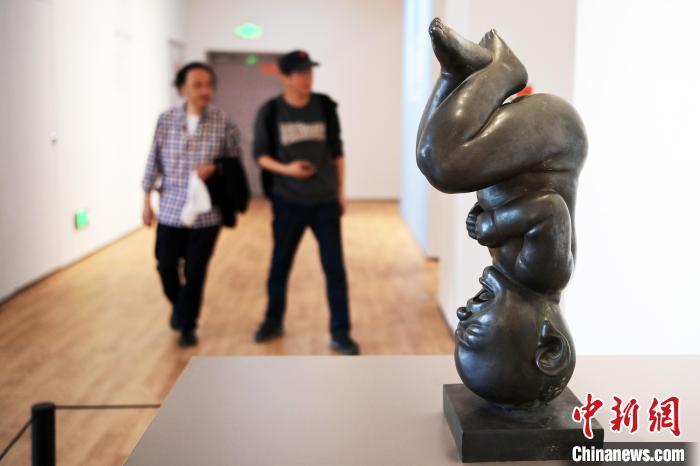 5月21日，觀眾參觀“絲路印跡”雕塑藝術(shù)作品展展出的雕塑作品。九美旦增 攝</p>
<p>