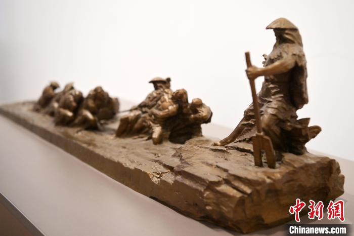 5月21日，在“絲路印跡”雕塑藝術(shù)作品展展出的作品《治水為民·禹德九州》。九美旦增 攝</p>
<p>