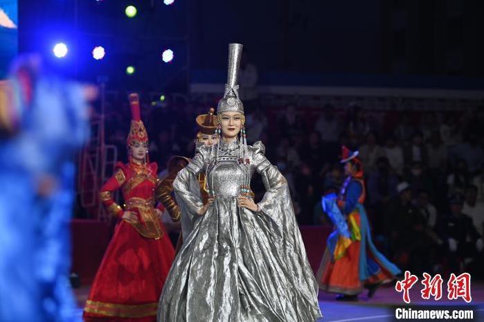 圖為開幕式現(xiàn)場蒙古族服飾秀。李亞龍 攝</p>
<p>