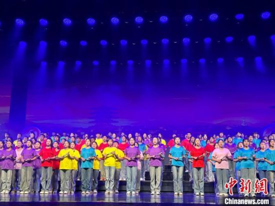 5月28日晚，“詩意甘肅·絲路長風(fēng)三千里”——月出涼州·武威詩會在甘肅省武威市漢唐天馬城舉行。楊娜 攝