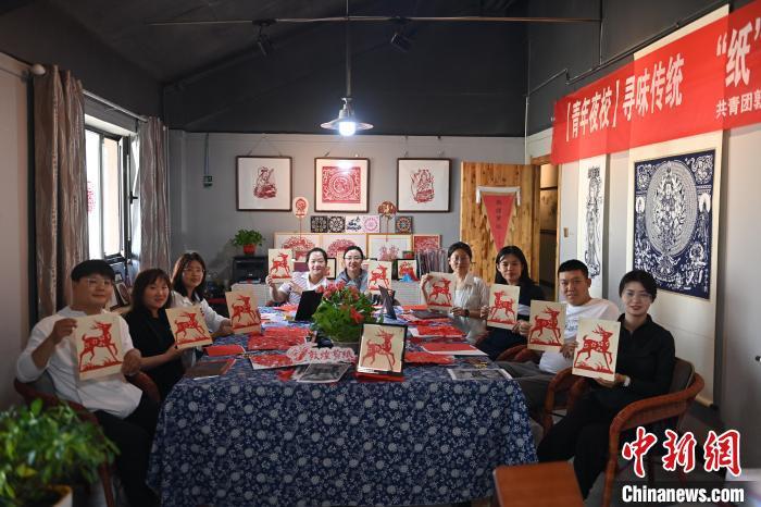 6月6日，在甘肅敦煌青年夜校課程中，青年學員展示學習敦煌非遺剪紙的成果。