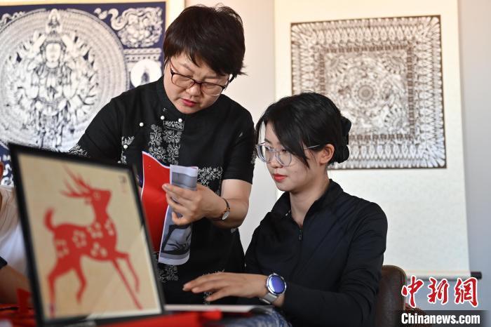 6月6日，在甘肅敦煌青年夜校課程中，青年學員學習敦煌非遺剪紙課程。李亞龍 攝