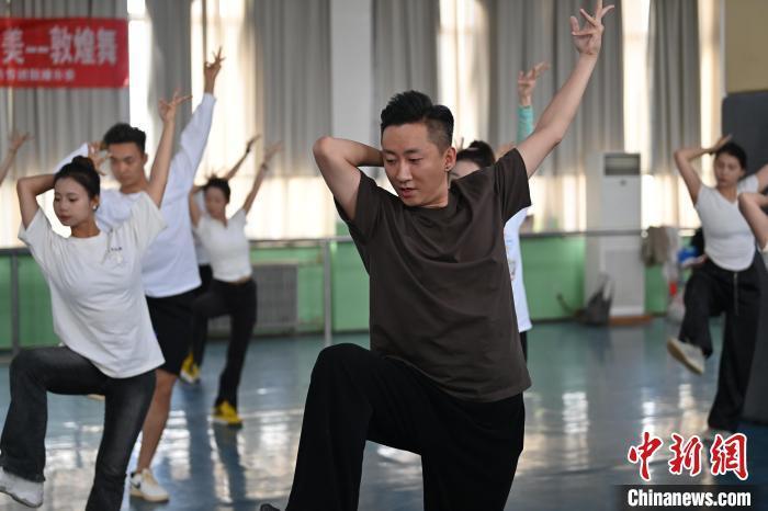 6月6日，在甘肅敦煌青年夜校課程中，青年學員學習敦煌舞課程。李亞龍 攝　　