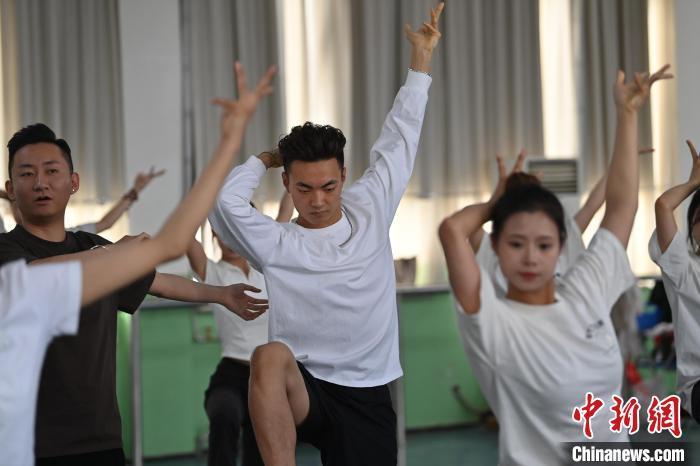 6月6日，在甘肅敦煌青年夜校課程中，青年學員學習敦煌舞課程。李亞龍 攝　　