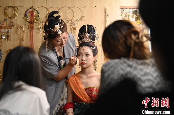 6月6日，在甘肅敦煌青年夜校課程中，青年學員學習敦煌美妝課程。李亞龍 攝　　