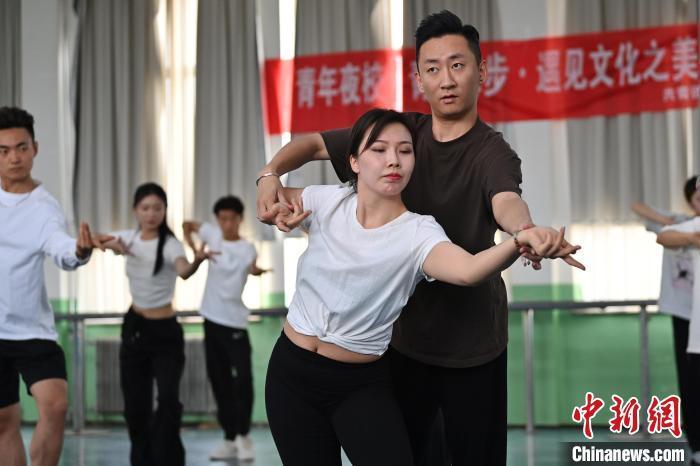 6月6日，在甘肅敦煌青年夜校課程中，學員學習敦煌舞課程。李亞龍 攝　　