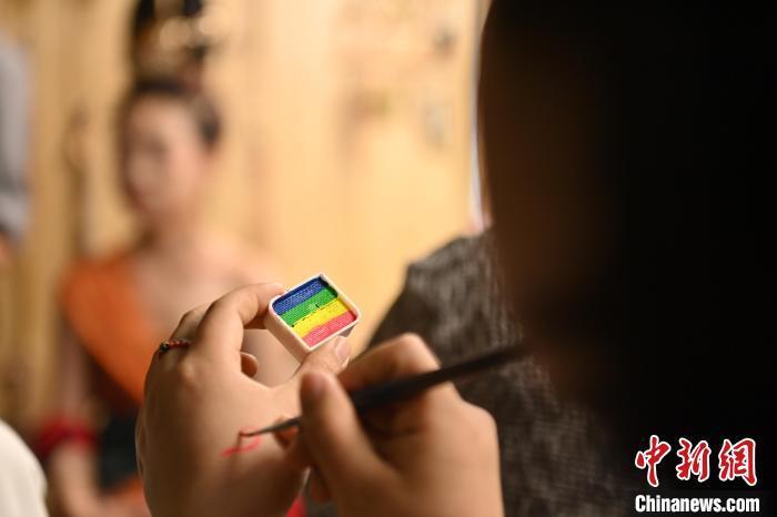 6月6日，在甘肅敦煌青年夜校課程中，青年學員學習敦煌美妝課程。李亞龍 攝　　