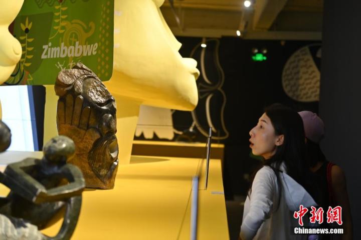 圖為游客參觀(guān)藝術(shù)展。中新社記者 李亞龍 攝