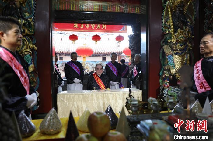 6月21日，“2024(甲辰年)兩岸共祭人文始祖伏羲典禮”在臺(tái)灣新北舉行。擔(dān)任主祭官的先嗇宮董事長(zhǎng)、中國(guó)國(guó)民黨前秘書長(zhǎng)李乾龍(中)出席典禮并擔(dān)任主祭官。中新社記者 張曉曦 攝