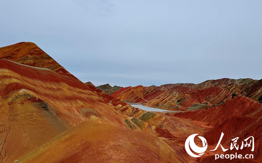 雨后的七彩丹霞，顏色格外艷麗。人民網(wǎng)記者 徐冬兒攝