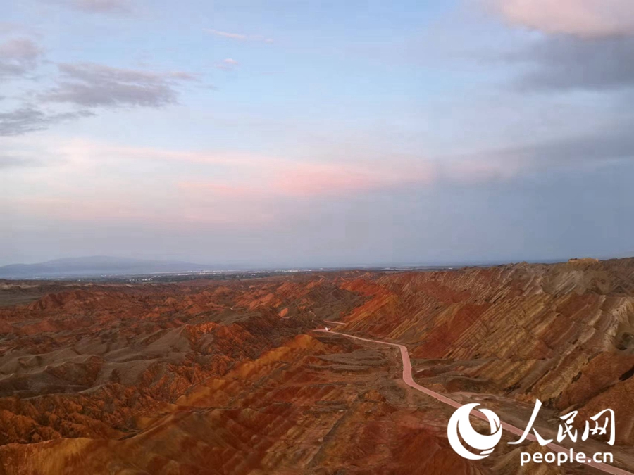 日落時(shí)分，余暉與丹霞交相輝映。人民網(wǎng)記者 唐嘉藝攝
