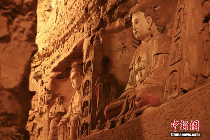 7月15日，甘肅省平?jīng)鍪袥艽h百里石窟長廊中的王母宮石窟造像。百里石窟長廊位于涇川縣境內(nèi)，由512個石窟、5眼窟中石井組成，現(xiàn)存王母宮石窟、鳳凰山石窟、南石窟寺、丈八寺石窟、羅漢洞石窟、太山寺石窟等規(guī)模較大的石窟群，還有數(shù)量眾多的小石窟群。王母宮石窟又名千佛洞，該窟設(shè)計宏大，造像生動，窟內(nèi)擁有造像數(shù)百尊，是較為珍貴的佛教文化歷史遺存。中新社記者 李亞龍 攝</p>
<p>