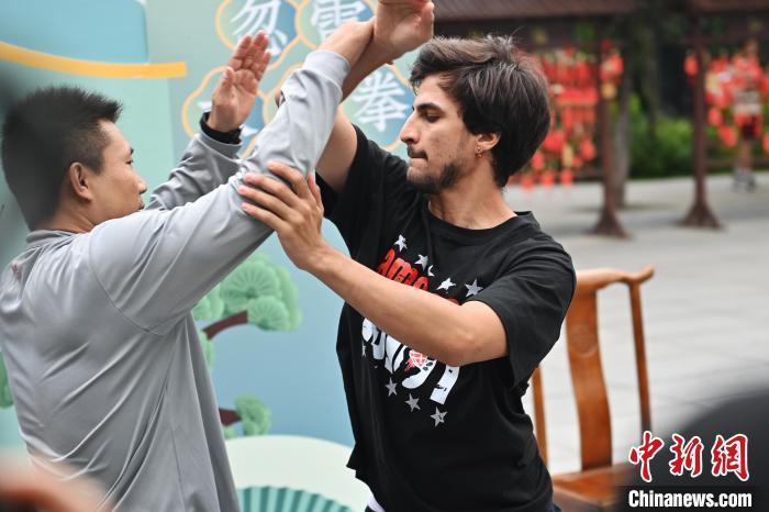 7月14日，甘肅省平?jīng)鍪嗅轻忌骄皡^(qū)內(nèi)，外籍武術(shù)愛好者(右)進(jìn)行忽雷太極拳切磋。7月13日至14日，“2024年北京體育大學(xué)第十五屆國際武術(shù)比賽交流大會暨首屆崆峒山國際武術(shù)大會”舉行，大會也在崆峒山景區(qū)進(jìn)行問道崆峒、武術(shù)高級研修班、崆峒拜師等系列活動。中新社記者 李亞龍 攝</p>
<p>