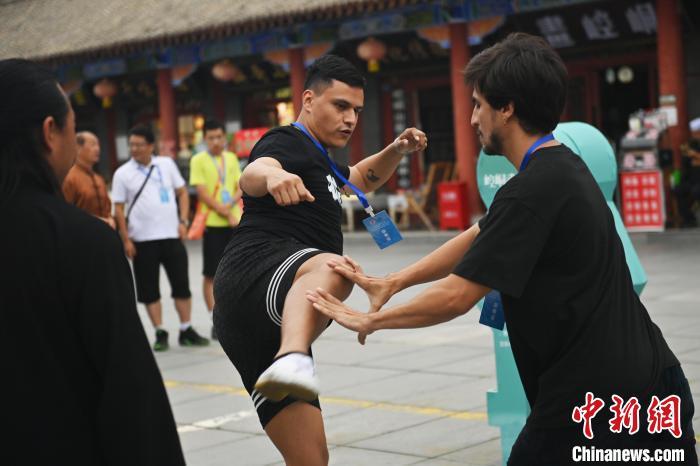 7月14日，甘肅省平?jīng)鍪嗅轻忌骄皡^(qū)內(nèi)，外籍武術(shù)愛好者切磋武藝。7月13日至14日，“2024年北京體育大學(xué)第十五屆國際武術(shù)比賽交流大會暨首屆崆峒山國際武術(shù)大會”舉行，大會也在崆峒山景區(qū)進(jìn)行問道崆峒、武術(shù)高級研修班、崆峒拜師等系列活動。中新社記者 李亞龍 攝