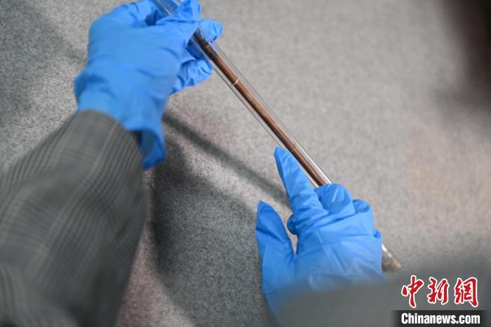 2024年5月7日，拍攝的甘肅省博物館館藏國(guó)寶級(jí)文物“白馬作”毛筆。李亞龍　攝