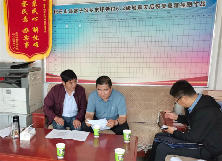 州縣紀(jì)委監(jiān)委機(jī)關(guān)聯(lián)合督查組對(duì)下沉干部 、駐村干部 、包村組長(zhǎng)、村干部 “四級(jí)”干部履職到崗情況，以及工作日志和民情臺(tái)賬、訴求臺(tái)賬進(jìn)行日常監(jiān)督檢查，壓實(shí)工作責(zé)任。.jpg