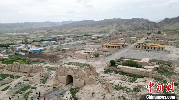 7月13日，位于山丹漢明長城遺址里的硤口古城。(無人機圖片) 　九美旦增 攝