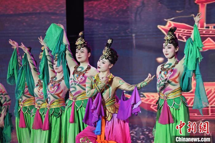 7月19日晚，第五屆黃河之濱文藝展演在蘭州體育文化廣場(chǎng)開(kāi)幕。圖為開(kāi)幕式演出敦煌舞蹈。張曦予 攝