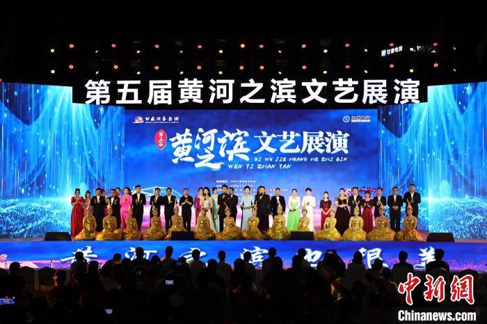 7月19日晚，第五屆黃河之濱文藝展演在蘭州體育文化廣場(chǎng)開(kāi)幕。張曦予 攝