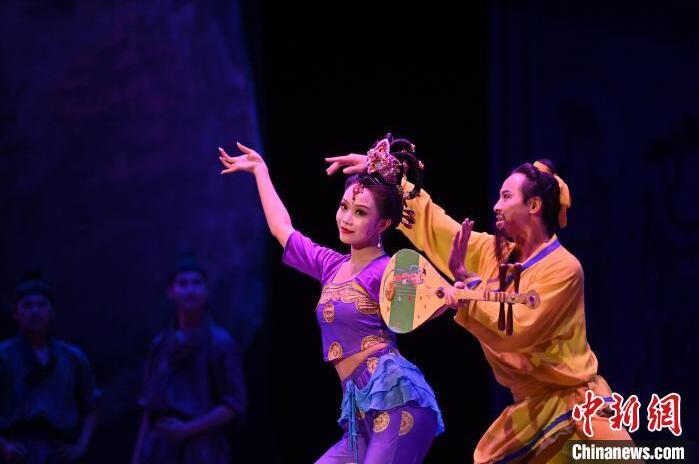 7月18日晚，中國經(jīng)典舞劇《絲路花雨》在甘肅蘭州黃河劇院進(jìn)行演出。中國經(jīng)典舞劇《絲路花雨》迎來45周年，7月17日-8月4日在蘭州開啟為期多天的駐場演出。該舞劇取材于敦煌莫高窟壁畫，集中國霓裳羽衣舞、敦煌舞、印度舞、黑巾舞、波斯馬鈴舞等于一身，自1979年演出至今，該劇先后在40多個(gè)國家和地區(qū)演出近4000場，觀眾550多萬人次。中新社記者 李亞龍 攝</p>
<p>