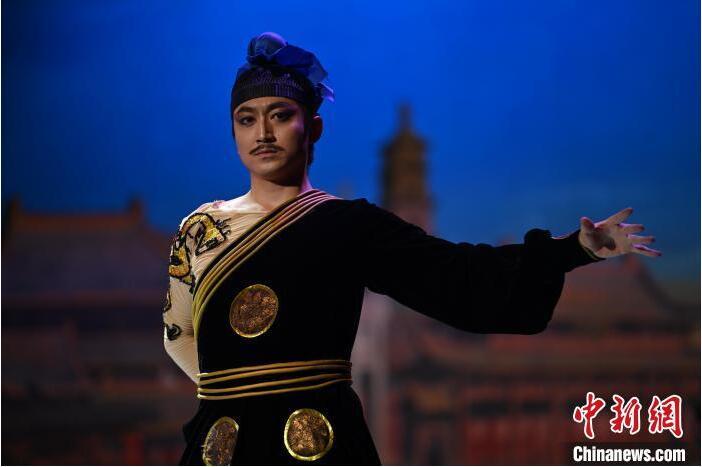 7月18日晚，中國經(jīng)典舞劇《絲路花雨》在甘肅蘭州黃河劇院進(jìn)行演出。中國經(jīng)典舞劇《絲路花雨》迎來45周年，7月17日-8月4日在蘭州開啟為期多天的駐場演出。該舞劇取材于敦煌莫高窟壁畫，集中國霓裳羽衣舞、敦煌舞、印度舞、黑巾舞、波斯馬鈴舞等于一身，自1979年演出至今，該劇先后在40多個(gè)國家和地區(qū)演出近4000場，觀眾550多萬人次。中新社記者 李亞龍 攝