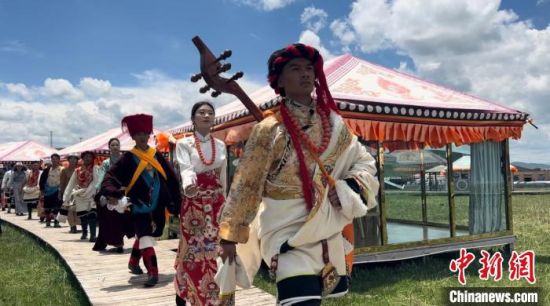 2024年6月，甘肅甘南藏族自治州上演藏服時(shí)裝秀。(資料圖)高瑩 攝