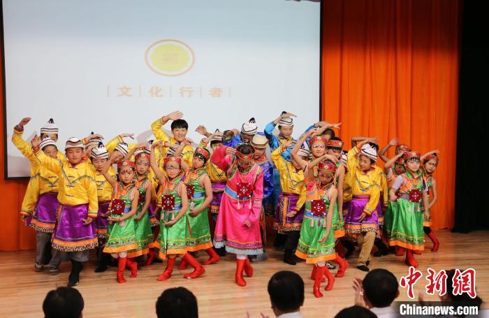圖為蘭州大學文化行者團隊走進民族社區(qū)，開展系列活動。(資料圖)蘭州大學供圖