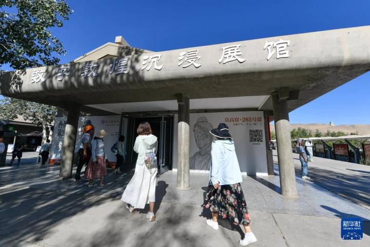 7月22日，游客排隊進入“尋境敦煌——數(shù)字敦煌沉浸展”場館。新華社記者 郎兵兵 攝</p>
<p>