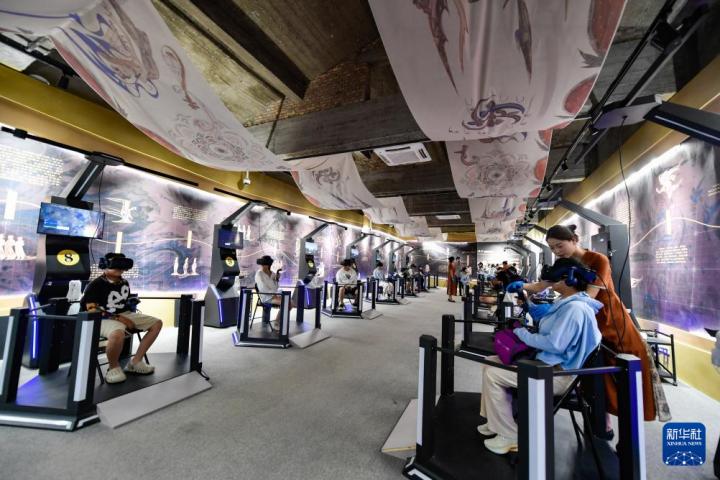 7月22日，游客線下體驗“尋境敦煌——數(shù)字敦煌沉浸展”。新華社記者 郎兵兵 攝</p>
<p>